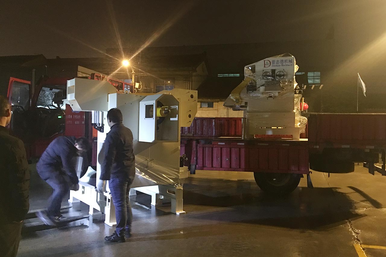 三合一送料機(jī)交付東風(fēng)汽車(chē)