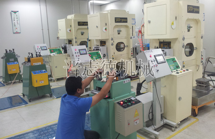整平機(jī)、送料機(jī)檢修中