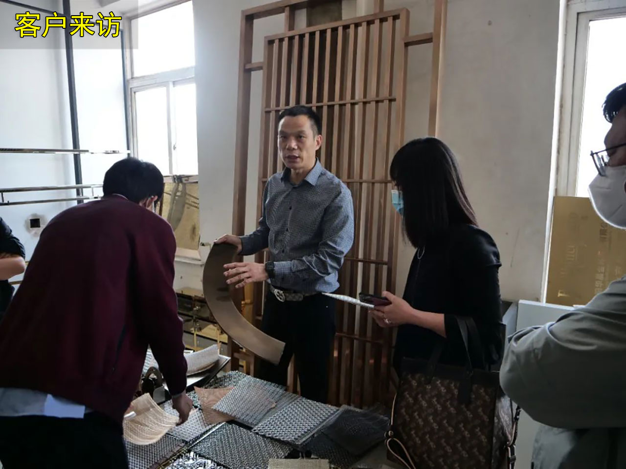 浙江客戶來訪選購(gòu)送料機(jī)